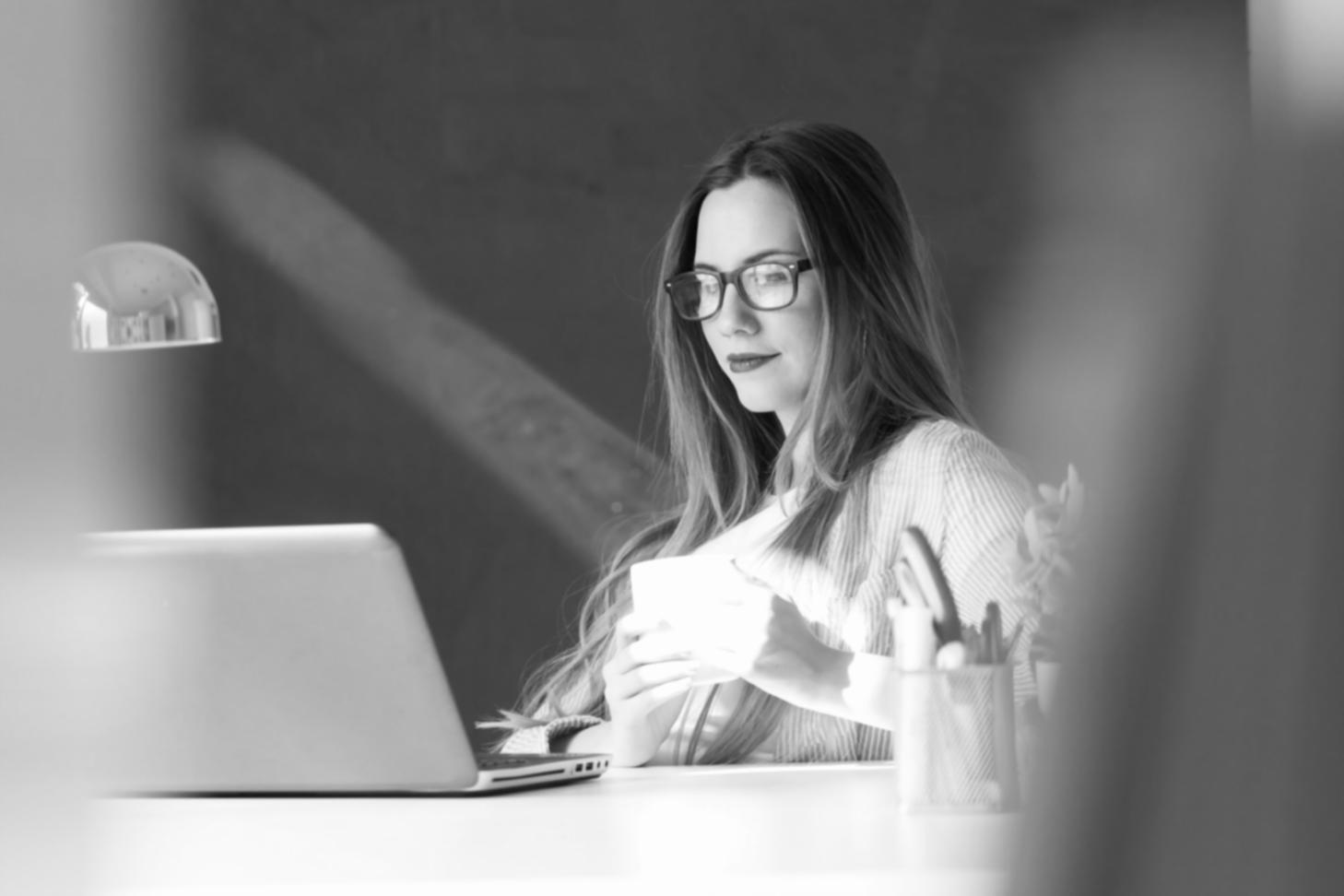 Analyse financière moderne avec graphiques et données